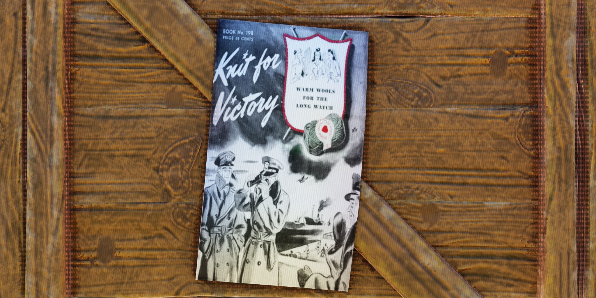 Affiche "Knit for Victory" posée sur une caisse en bois. En bas de l'affiche, une illustration montre trois militaires devant une scène de bataille navale. En haut, un écusson contient la phrase "Warm wools for the long watch" et les silhouettes de trois femmes tricotant. Une pelote de laine grise avec une étiquette blanche décorée d’un cœur rouge et deux aiguilles à tricoter encadrent l’écusson.